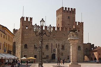 Il castello inferiore e il leone marciano