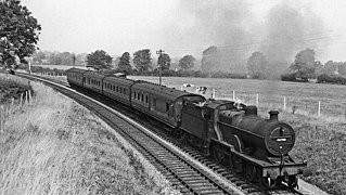 La 40700 (dernière de la série) en tête d'un semi-direct franchissant le sommet de Masbury du chemin de fer Somerset & Dorset (1959). Il assure un semi-direct de Bath à Tempelcombe.