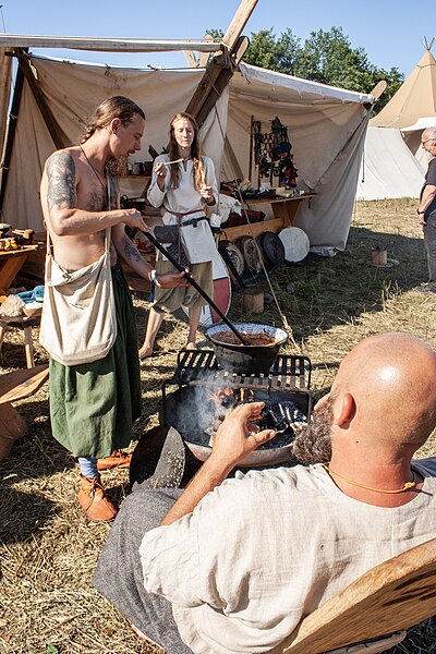 File:Matlaging på bålpanne i vikinglandsby 05.jpg