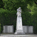 Kriegerdenkmal am Maurer Hauptplatz 1914–1918, mit Tafeln Zweiter Weltkrieg – Denkmal