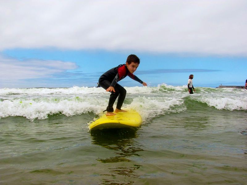 File:Menino faz surf.JPG