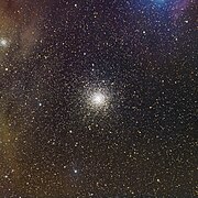 Photo réalisée par un astronome amateur. La lueur bleue dans le coin supérieur gauche est l'amas globulaire NGC 6144.