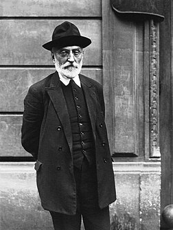 Miguel de Unamuno, photographié en 1921 par l'agence Meurisse. (définition réelle 2 310 × 3 075)