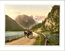 A Monte Piana (balra), a Piz Popena és a Monte Cristallo északról, a Höhlenstein-völgyből, a Dürren-tó felől nézve (19. századi képeslap)