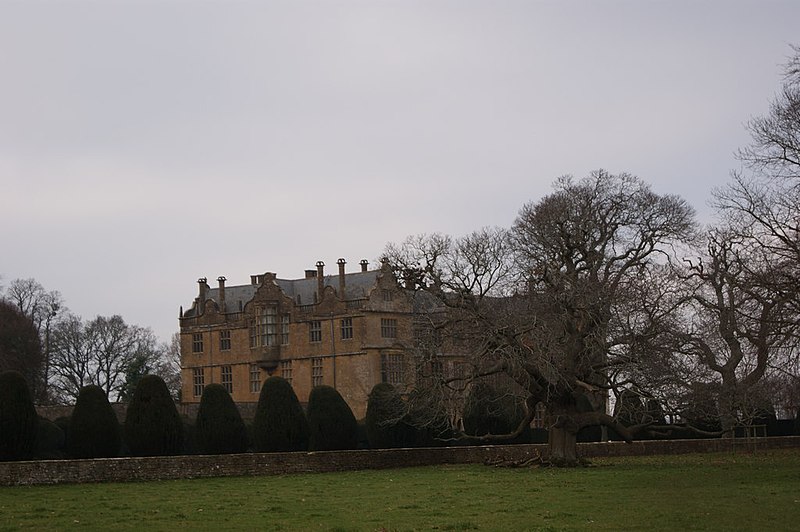 File:Montecute House in the winter - geograph.org.uk - 2257758.jpg