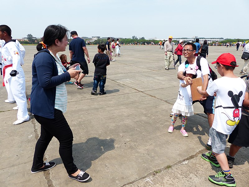 File:Mother Photographing Family in Hukou Camp Ground after Program 20140329.jpg