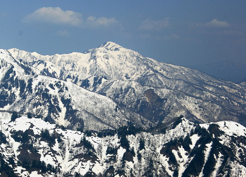 ファイル:Mount Daimon from Mount Sanpoiwa 2010-04-18.jpg