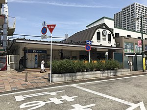 Bahnhof Mukōgaoka-Yūen: Verbindungen, Anlage, Gleise