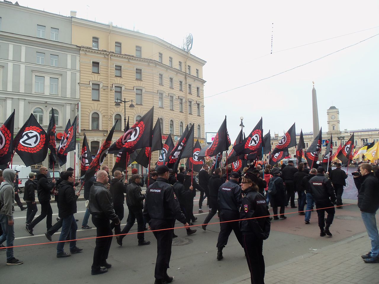 Nationalsozialisten marschieren am 1. Mai 2014 in der Nähe des Vosstaniya-Platzes in St. Petersburg.JPG