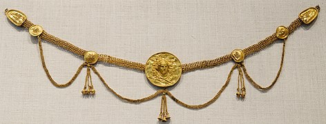Medallón de Dioniso y otros ornamentos que forman un hormos (collar) de Tarento.