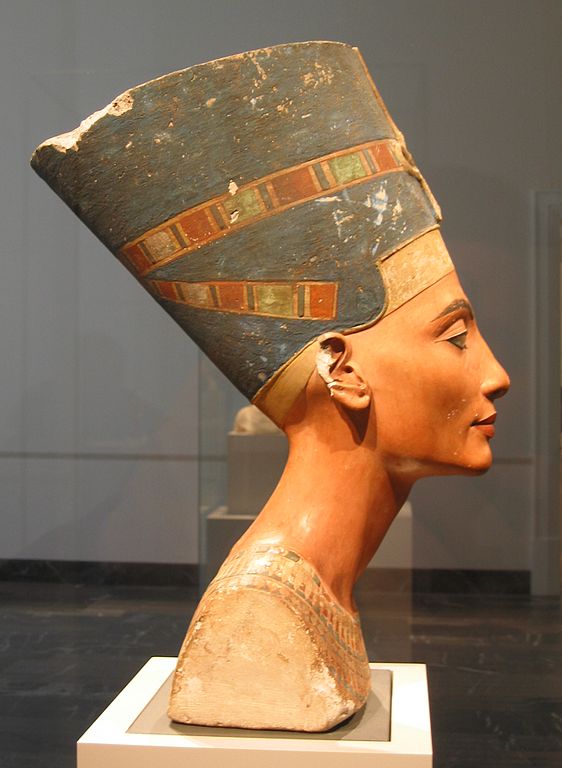 un viaje en el tiempo - VIAJE ALUCINANTE - Página 2 562px-Nefertiti_bust_(right)