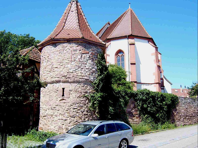 File:Neuhausen-Ansicht von Südosten mit Kirche über Kirchhofmauer und Rundturm im Südosten (mit Schießscharte)-16072006.jpg