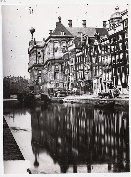 File:Nieuwezijds Voorburgwal Amsterdam 001.jpg