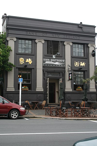 File:Old Bank turned into a Cafe - panoramio.jpg