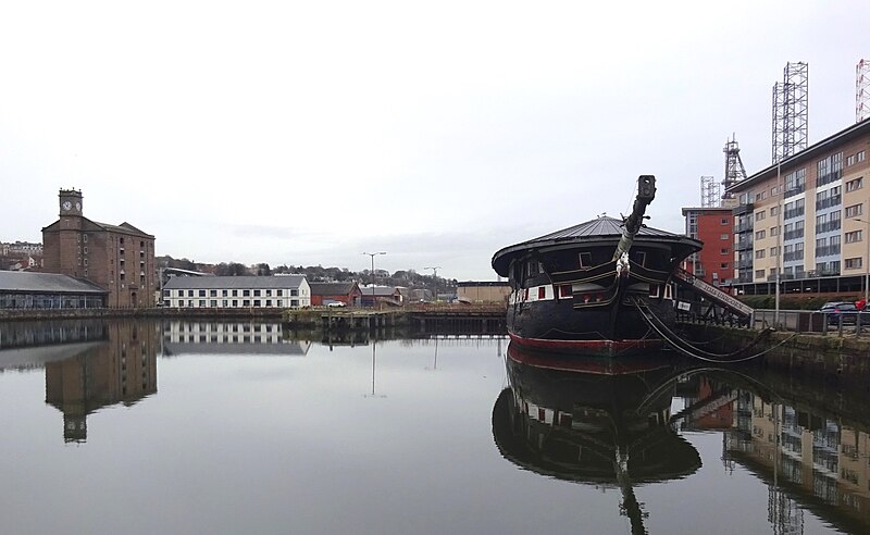 File:Old warehouse at the Victoria Dock and HMS Unicorn, Dundee.jpg