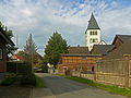 Ostönnen, kerktoren (die Sankt Andreas Kirche) in straatbeeld