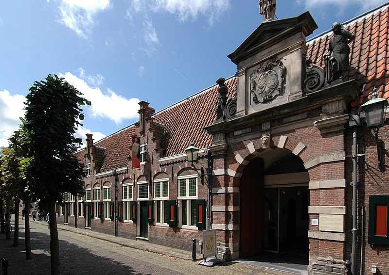 File:Oudemannenhuis toegangspoort (Haarlem).JPG