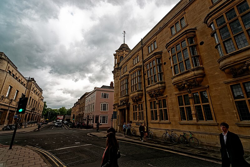 File:Oxford - Broad Street - Catte Street - Clarendon Building (Oxford University Press), New Bodleian Library 1937-40 by Sir Giles Gilbert Scott - Parks Road - Indian Institute 1896 02.jpg