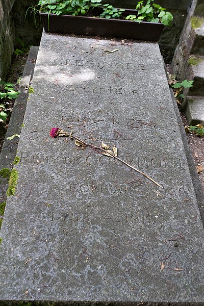 File:Père-Lachaise - Division 10 - Clésinger-Gourmont 02.jpg