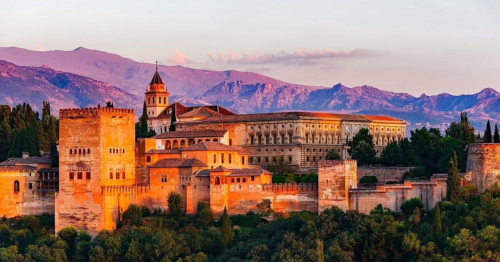 Blick auf die Alhambra oberhalb der Altstadt von Granada (UNESCO-Welterbe in Spanien). Palace