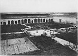 Otra vista del patio de la casa de fieras, mirando al suroeste; los arcos a lo largo de la pared del fondo tenían jaulas para leones u otros animales (foto de 1913)