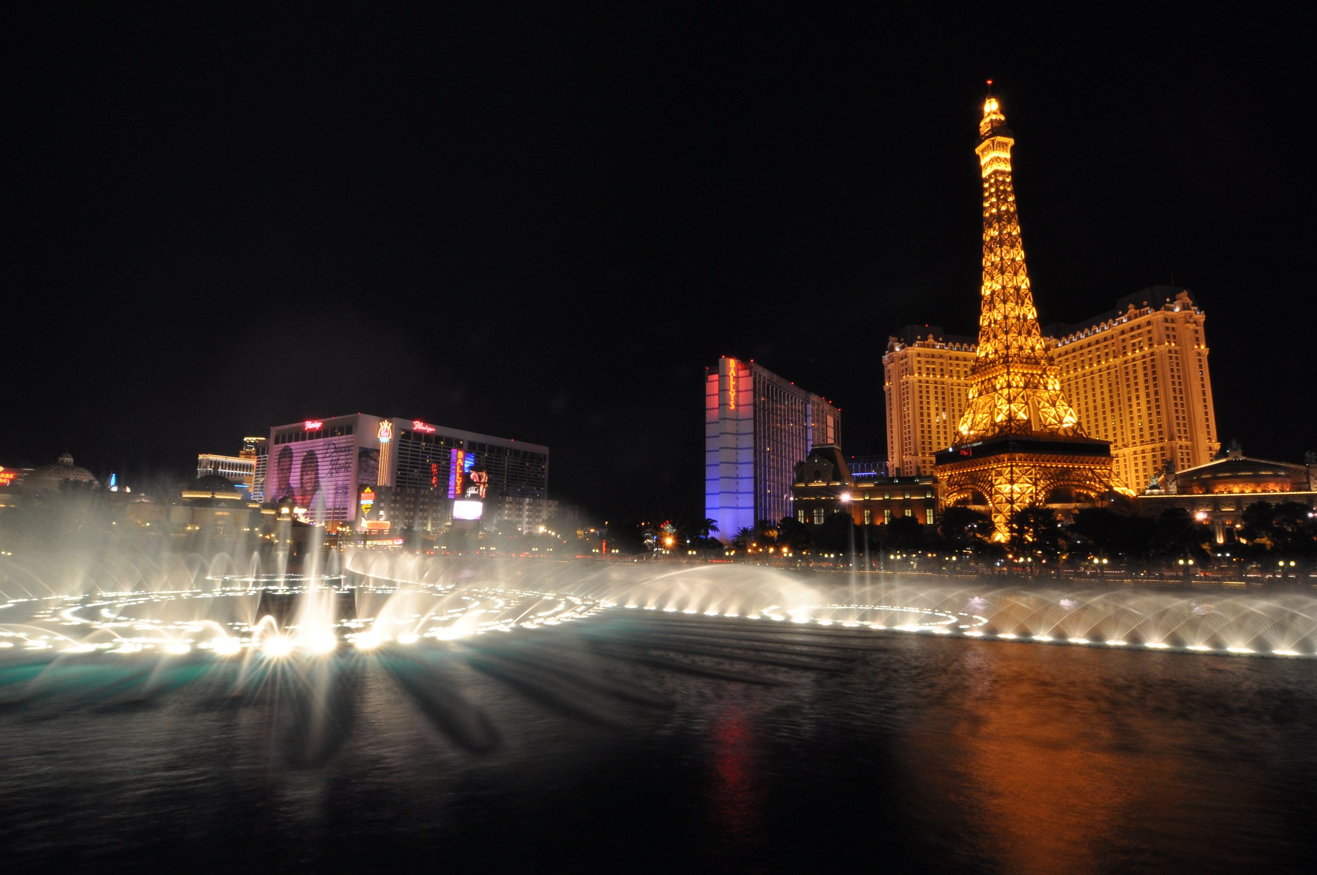 File:Las Vegas Paris By Night.jpg - Wikimedia Commons