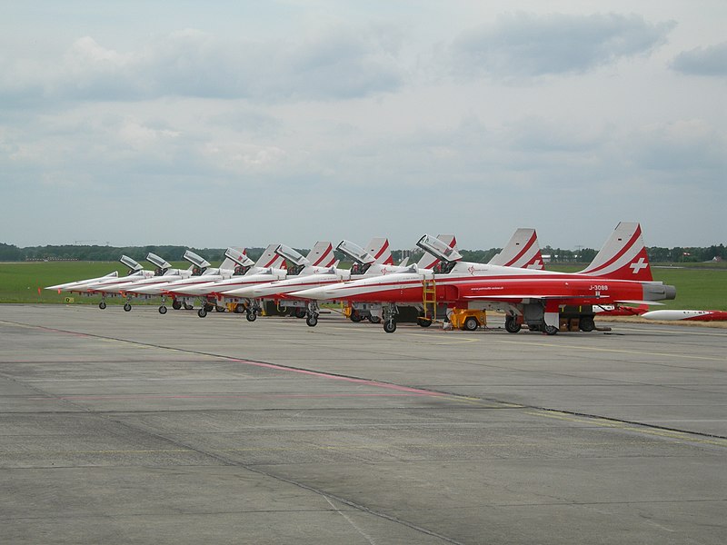 File:Patrouille Suisse.jpg