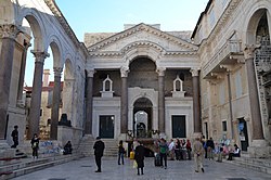 Peristylen, Diocletianus palatsets centrala torg.