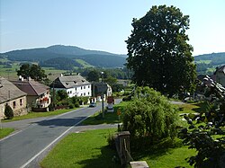 Dolní část obce, v pozadí hora Svatobor