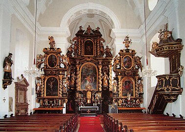Huvudaltare och sidoaltare i Pfarrkirche St. Stephanus i Offenhausen i Österrike