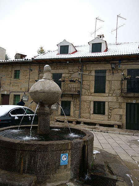 Plaza mayor de Navacepedilla del Corneja.jpg