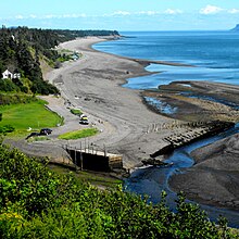 Strand bei Ebbe in Port Greville, der Reste früher Hafenanlagen zeigt