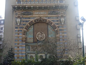 "Μνημειακή στοά" (1900). Έργο του Ζυλ-Φελίξ Κουτάν. Παρίσι, Μπουλβάρ Σαιν-Ζερμαίν.