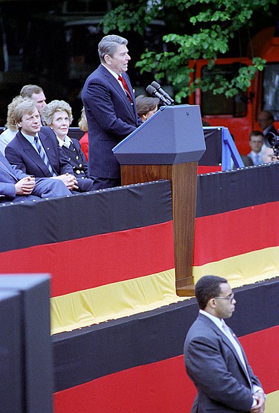 File:President Ronald Reagan and Nancy Reagan during his trip to West Berlin.jpg