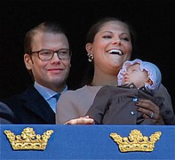 Prins Daniel och kronprinsessan Victoria visar upp prinsessan Estelle offentligt för första gången i samband med kungens 66:e födelsedag den 30 april 2012 på kungliga slottet i Stockholm.