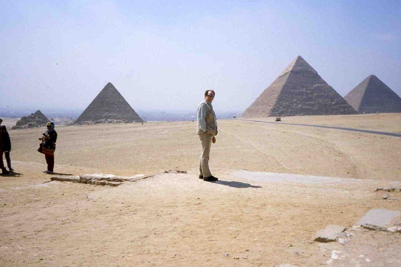 File:Pyramids at giza 01.jpg