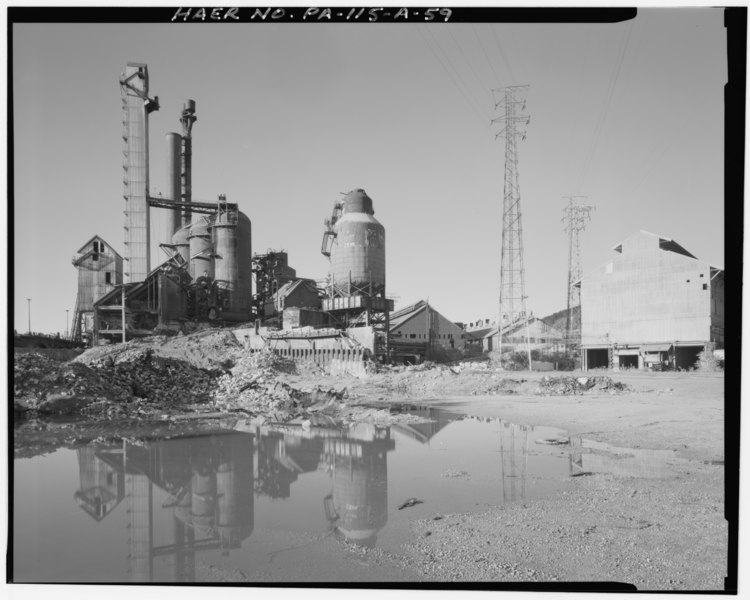 File:REMAINS OF THE DOROTHY SIX BLAST FURNACE COMPLEX LOOKING NORTHEAST. THE LADLE HOUSE IS ON THE RIGHT. (Martin Stupich) - U.S. Steel Duquesne Works, Blast Furnace Plant, Along HAER PA,2-DUQU,3A-59.tif