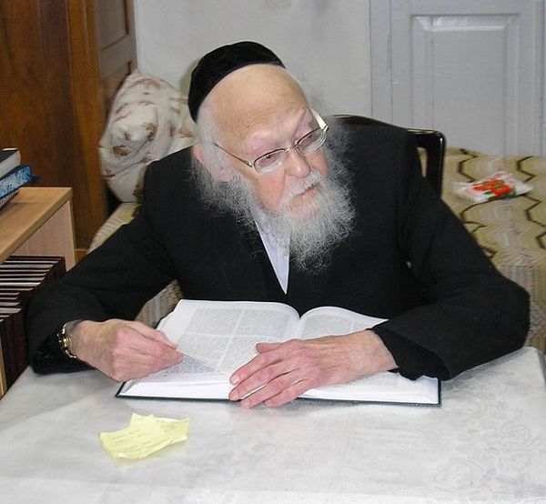 Rabbi Elyashiv at home