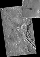 Impacto reciente al oeste del cráter Paros, que se formó entre febrero de 2019 y enero de 2021