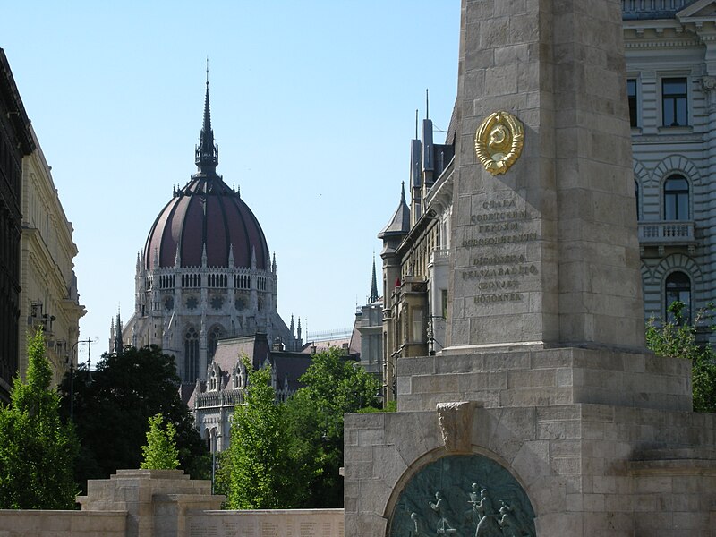 File:Red Army Monument detail and Parliament's dome, 2009 BudapestDSCN3540.jpg