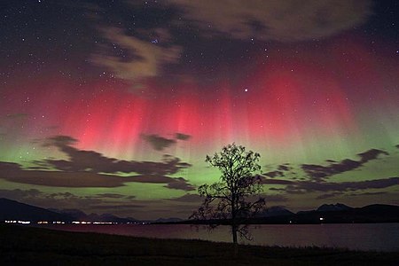 2011 年挪威北部一夜嘅紅綠色極光