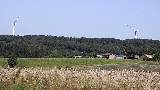 Die beiden Windkraftanlagen, gesehen von Reilhac im Süden