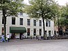 Pand met gepleisterde gevels en houten kroonlijst (Logement van Leiden)