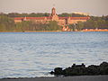 Das auf dem anderen Ufer liegende Rote Schloss der Marine in Mürwik von Wassersleben betrachtet.