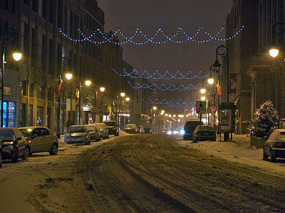 "Rue_Wellington_hiver_nuit.jpg" by User:Libertad-pb