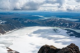 Vy över östra delen av Sállajiegŋa från toppen av Suliskongen.