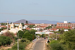Uitzicht op het centrum van São João do Sabugi met op de voorgrond de brug over de rivier Sabugi