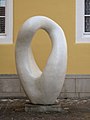 Endlosschleife, Beton, geschliffen, 200 cm, um 1980, Schwäbisch Gmünd, Aufstellung 2005 postum anlässlich der Ausstellung im Prediger