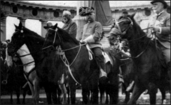 Lee (left), commander-in-chief of the United Confederate Veterans