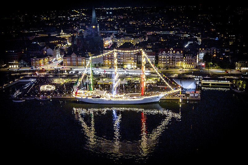 File:Sailing ship docked at Aarhus Havneplads.jpg